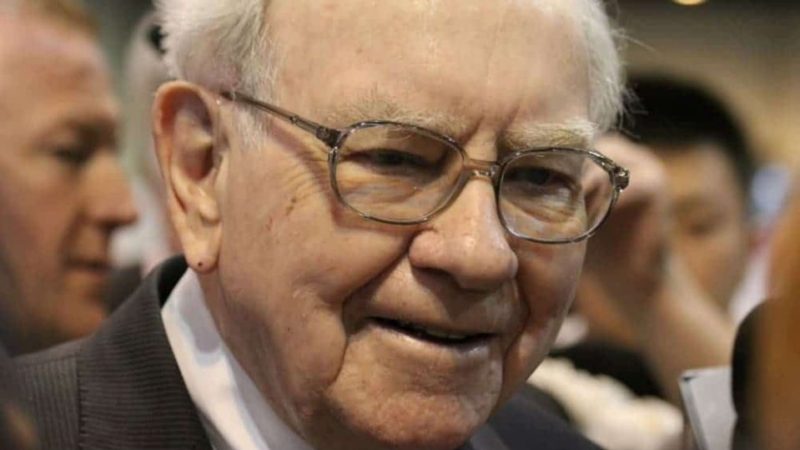¿Debería comprar acciones ahora mismo? Aquí está el consejo de Warren Buffett.