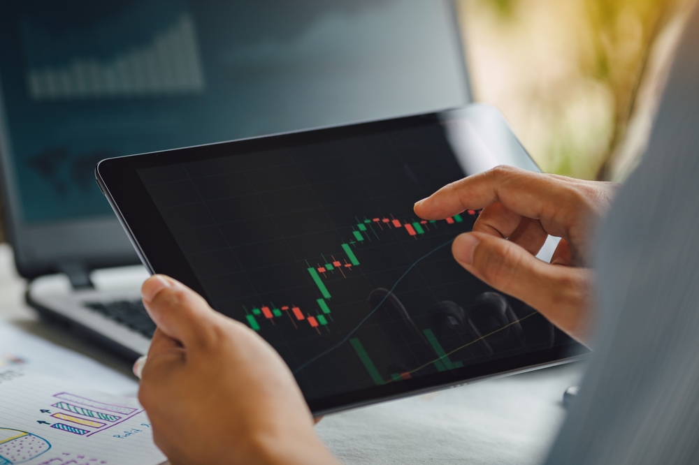 BusinessmanAnalysisStockChartForInvestmentInTradingFinancialStatistics | Latino Inversores - Inversión y Trading En Línea Reseña de Novatradecore.com (Novatradecore) – ¿Merece esta plataforma de trading tu atención?