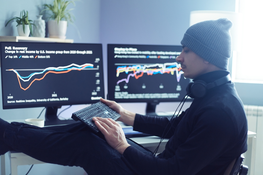 IndoorShotOfManStockbrokerSittingInOfficeWithLegs | Latino Inversores - Inversión y Trading En Línea