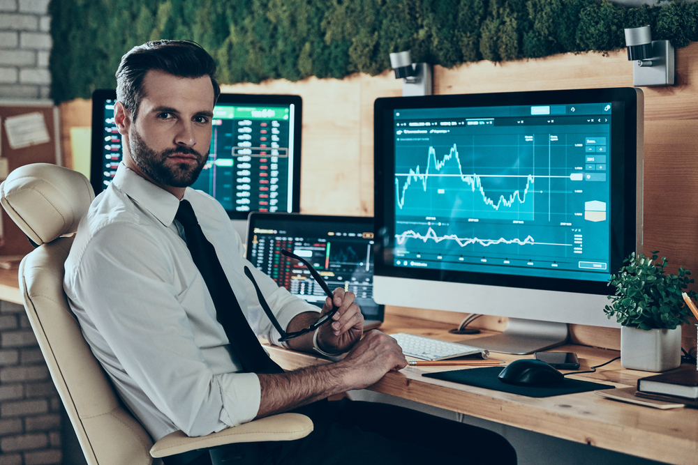 HandsomeYoungModernManInFormalwearLookingAtCameraWhile | Latino Inversores Nextstreetcorporation.io Rezension (Next Street Corporation) – Ein stressfreies Handelserlebnis mit dieser Online-Broker-Plattform