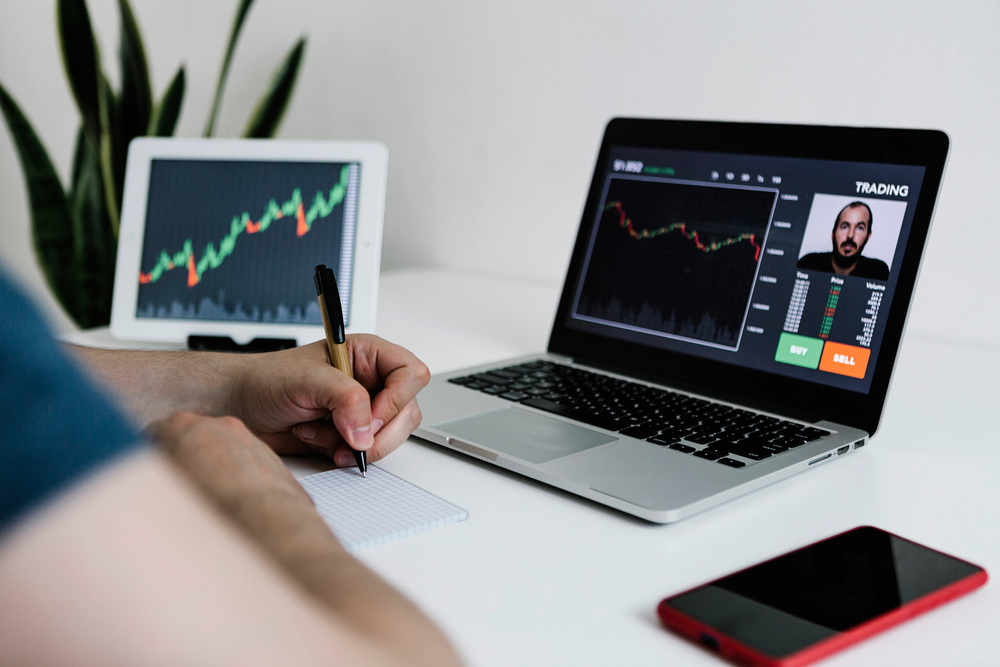 BusinessmanMakingAVideoCallWithAProfessionalTraderTo | Latino Inversores