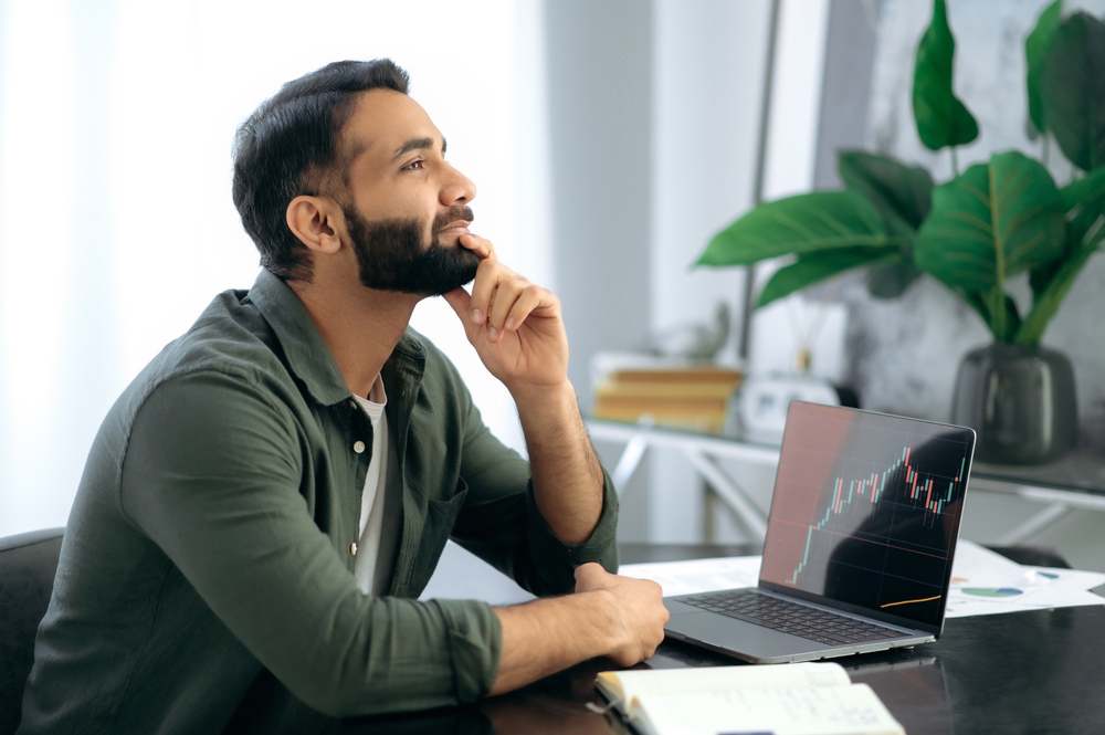 PensiveIndianOrArabianCryptoInvestorStockExchangeBrokerCryptocurrency | Latino Inversores