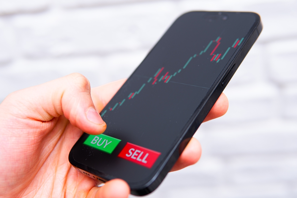 StockPriceChartOnSmartphoneScreenConceptShowingInvestingIn | Latino Inversores - Inversión y Trading En Línea