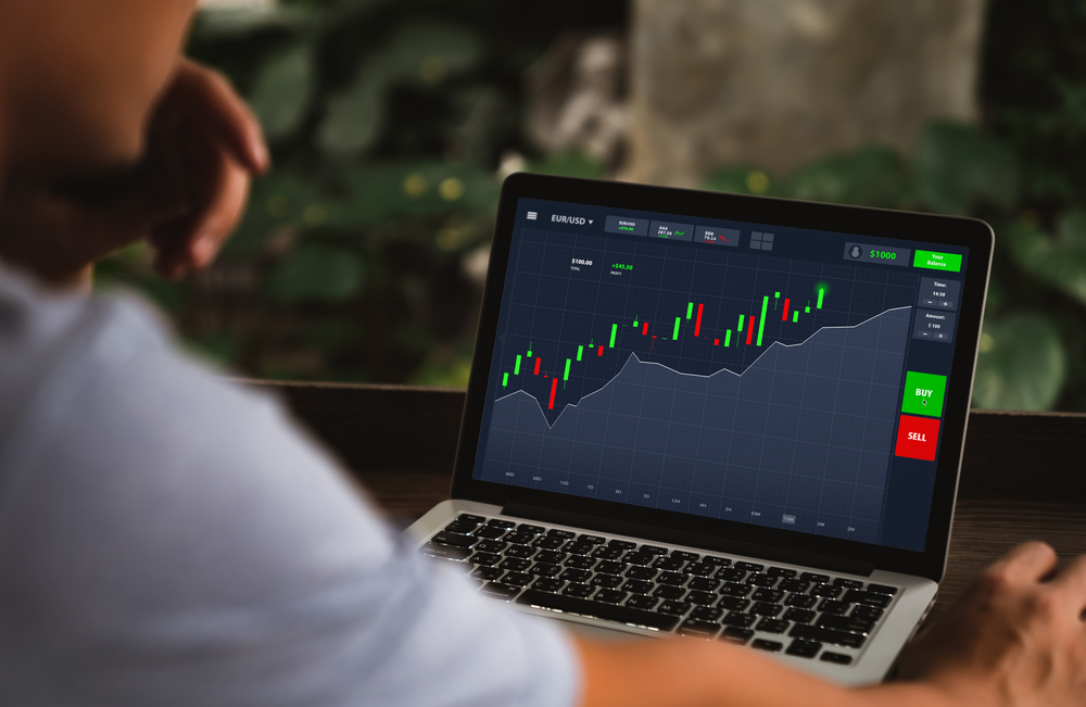 InvestmentSharesOnlineTradingAndStockMarketConceptsAsianMan | Latino Inversores - Inversión y Trading En Línea Reseña de Quintustrade.com (Quintustrade) – Trading Conveniente y Seguro para Principiantes e Inversores Ocupados