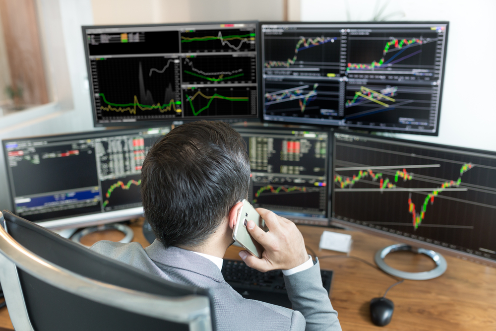 OverTheShoulderViewOfAndStockBrokerTradingOnline | Latino Inversores - Inversión y Trading En Línea