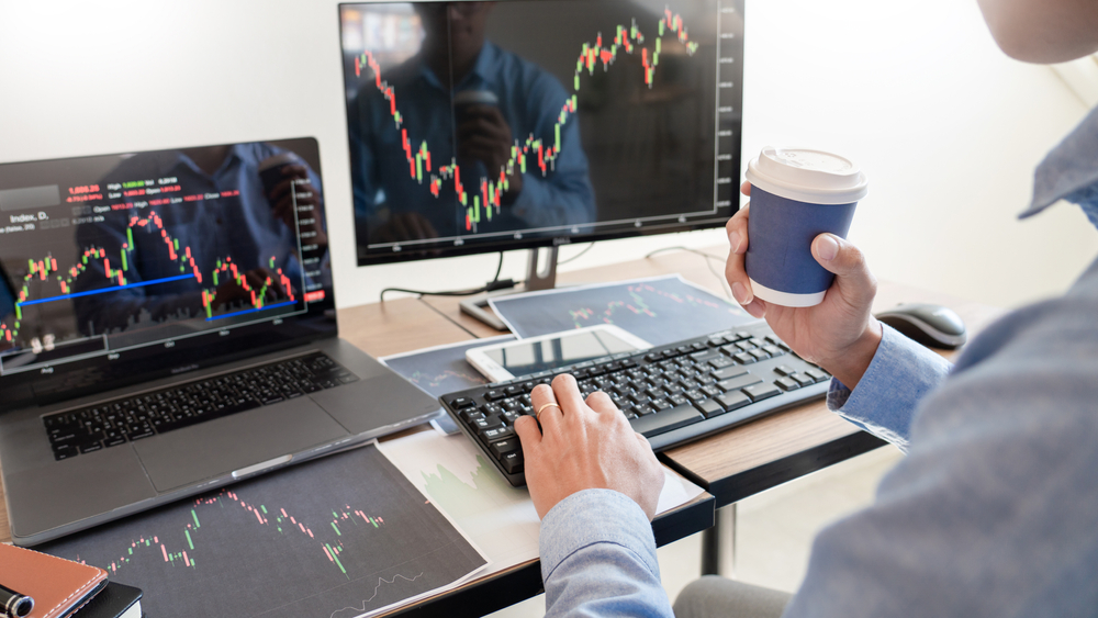 BusinessmanBrokerAnalyzingFinanceDataGraphsAndReportsOnScreen | Latino Inversores - Inversión y Trading En Línea Complete Cw-management.co Review (9.6 out of 10) A step-by-step Evaluation of CW Management (CWManagement)