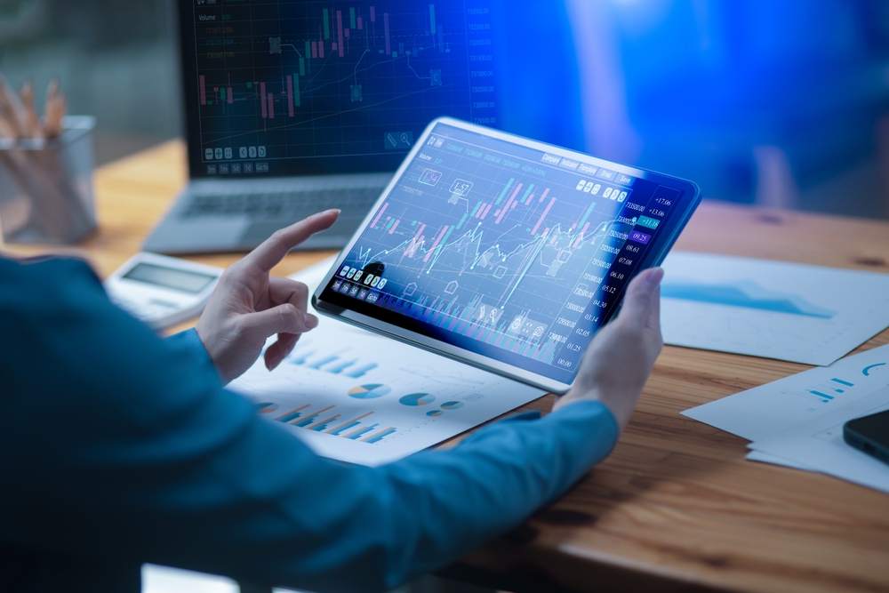 BusinesswomanHandUsingDigitalAndStockMarketOrForexGraph | Latino Inversores Novatradecore.com Bewertung (Novatradecore)– Entdecken Sie, was dieser Broker zu bieten hat