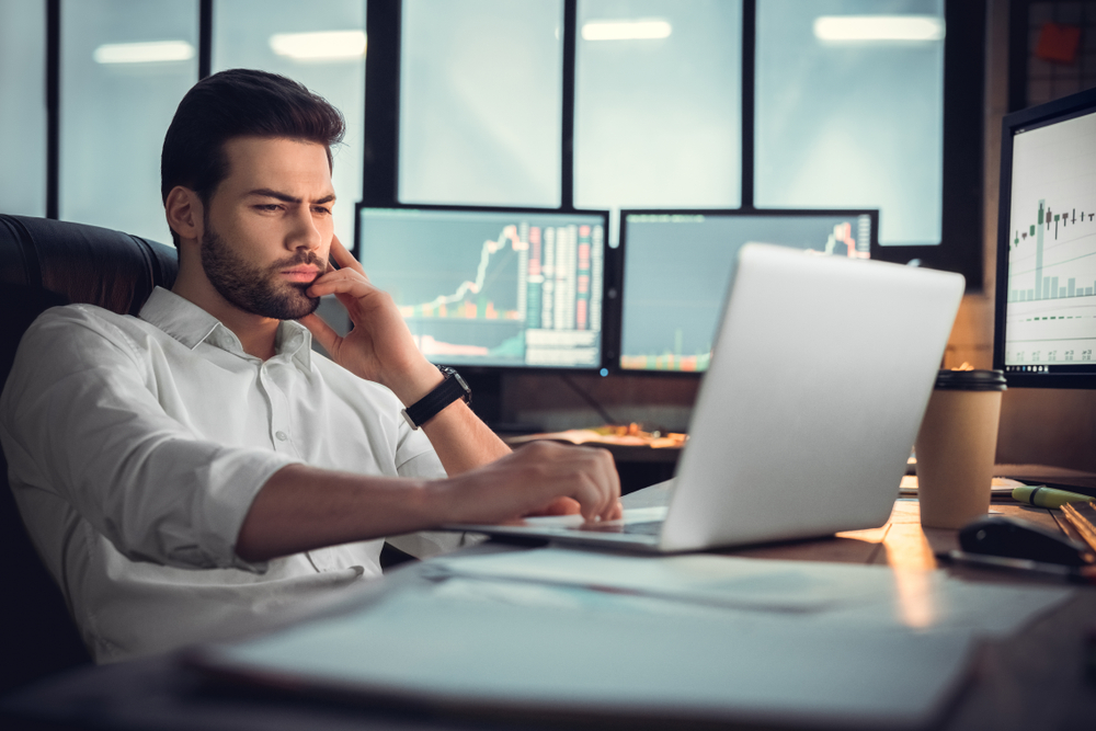 YoungMaleTraderAtOfficeWorkConceptSittingBrowsingInternet | Latino Inversores - Inversión y Trading En Línea Complete Nextstreetcorporation.de Review (9.5 out of 10) A step-by-step Evaluation of Next Street Corporation (NextStreetCorporation)