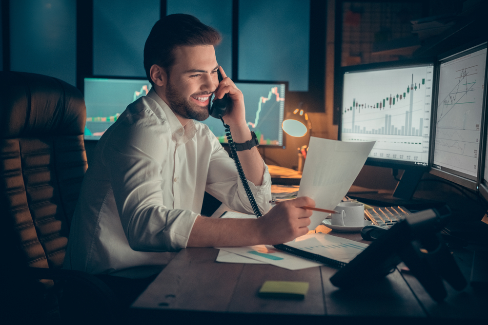 YoungMaleTraderAtOfficeWorkConceptSittingTalkingOn | Latino Inversores - Inversión y Trading En Línea Emberprime.com Review (9.5 out of 10) A step-by-step Evaluation of EmberPrime (Ember Prime)