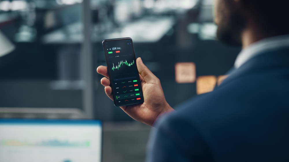 BlackBusinessmanHoldingSmartphoneAndCheckingStockAndCryptocurrencyMarket | Latino Inversores - Inversión y Trading En Línea Complete Worldwidechain.io Review (9.6 out of 10) A step-by-step Evaluation of WorldWideChain (World Wide Chain)